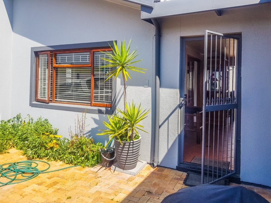To Let 3 Bedroom Property for Rent in Bothasig Western Cape
